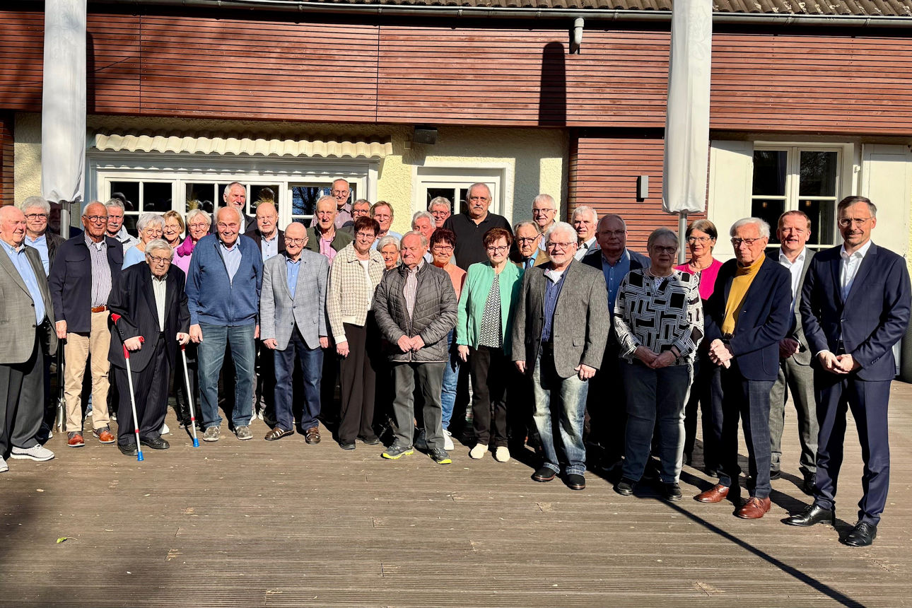 Gruppenbild der aller geehrten Mitglieder, sowie Vorstand und weitere Mitarbeiter