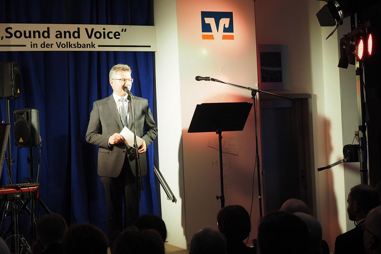 Landrat Dr. Achim Brötel steht auf der Bühne