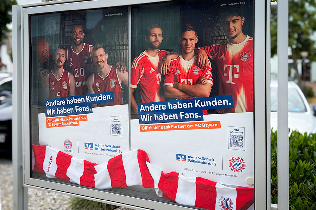 Glasvitrine mit Plakten des FC Bayern München darin