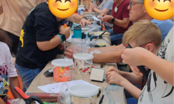 Vier Auszubildende vor einer Metaplanwand