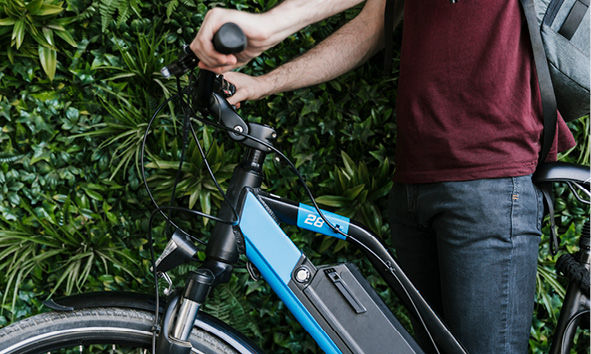 Sechs Auszubildende und Studierende auf einer Treppe