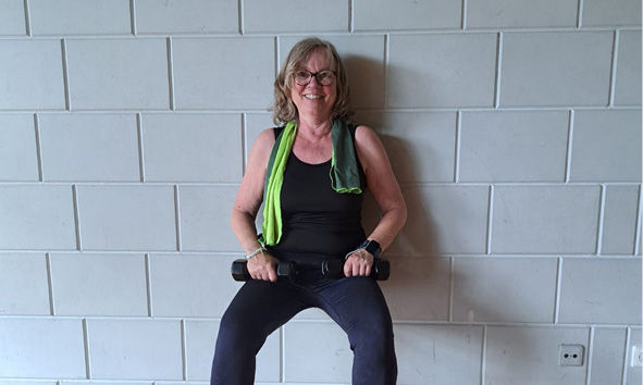 Sechs Auszubildende und Studierende auf einer Treppe