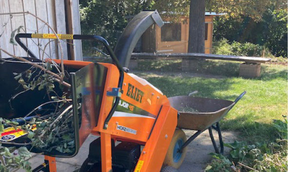 Vier Auszubildende vor einer Metaplanwand