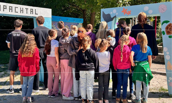 Sechs Auszubildende und Studierende auf einer Treppe