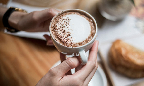 Vier Auszubildende vor einer Metaplanwand