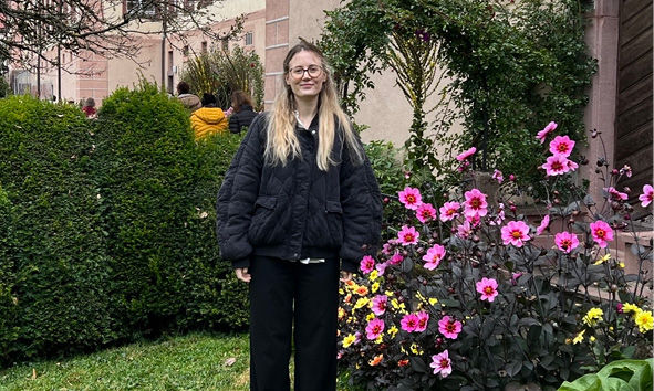 Vier Auszubildende vor einer Metaplanwand