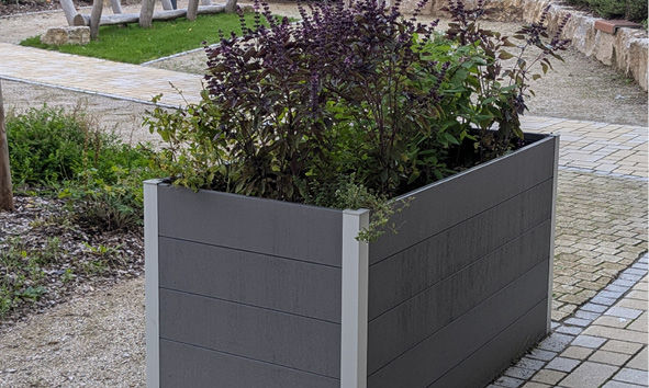 Vier Auszubildende vor einer Metaplanwand