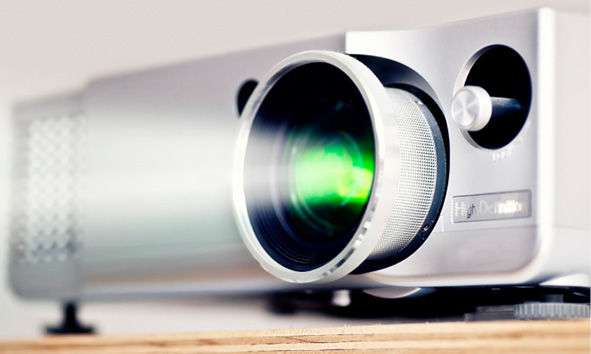 Vier Auszubildende vor einer Metaplanwand