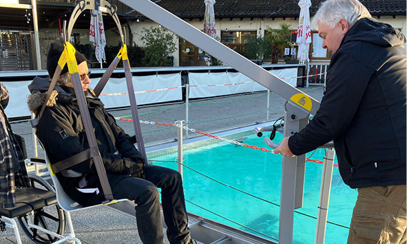 Sechs Auszubildende und Studierende auf einer Treppe