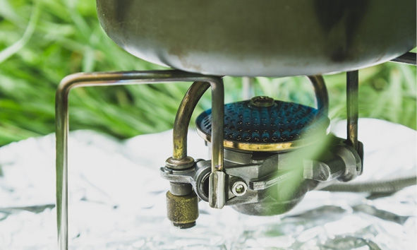 Vier Auszubildende vor einer Metaplanwand