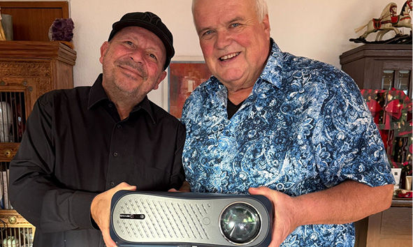 Vier Auszubildende vor einer Metaplanwand