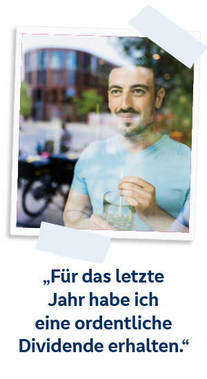 Ein Mann steht am Fenster und guckt in die Ferne