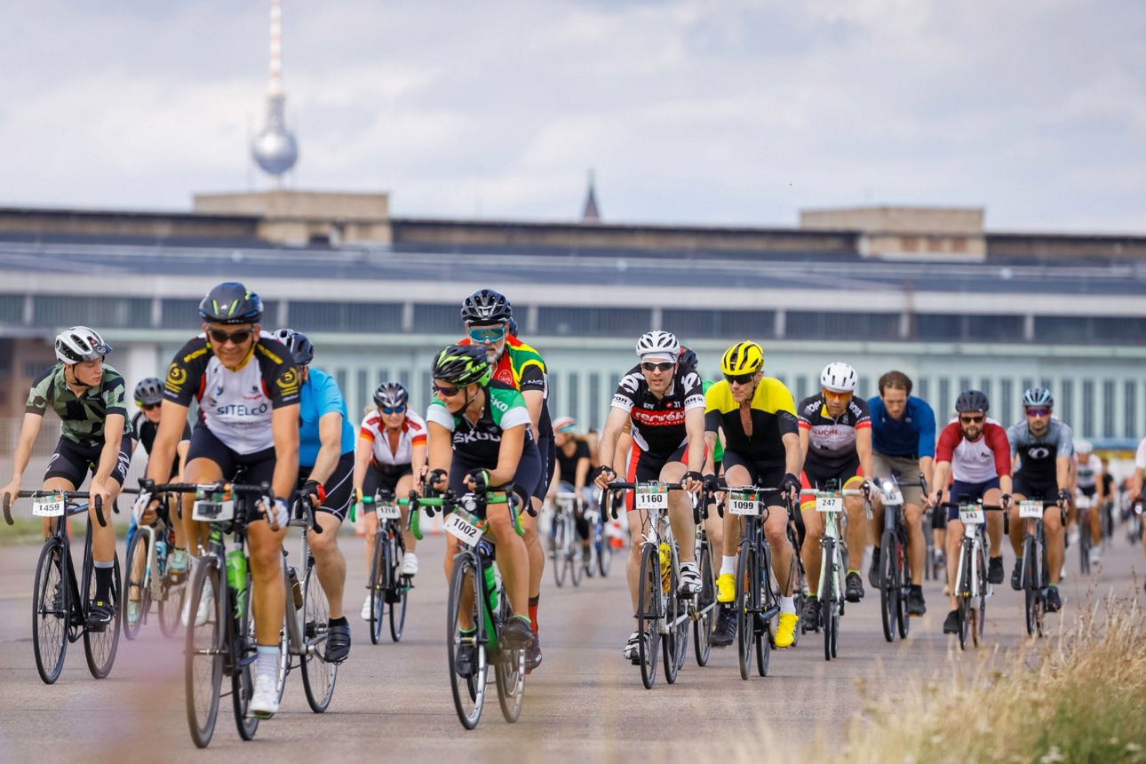 Gruppe von Radfahrenden fährt über das Tempelhofer Feld