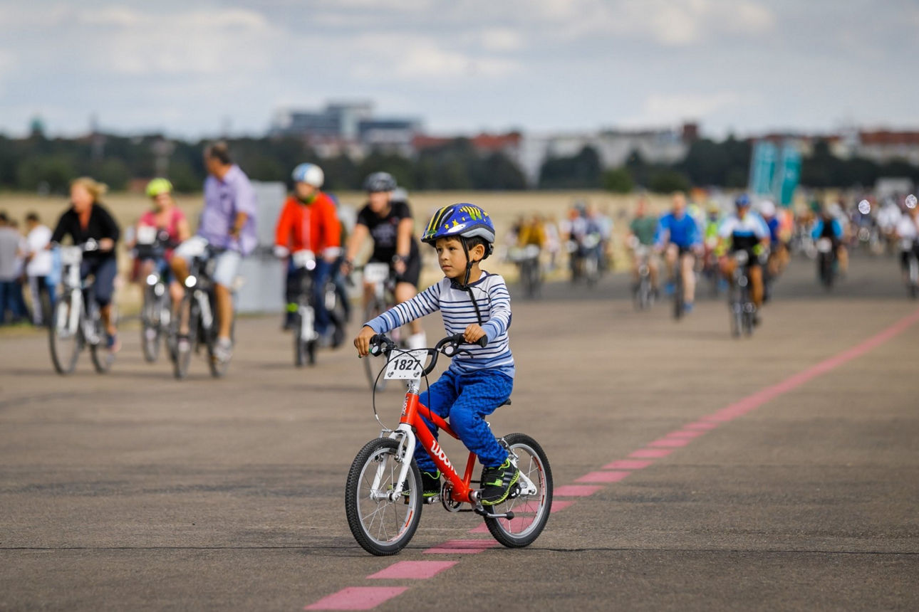kleiner Junge auf dem Fahrrad nimmt an der Herzfahrt teil
