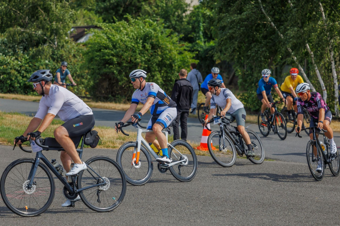 mehrere Rennradler fahren um eine Kurve auf dem Tempelhofer Feld
