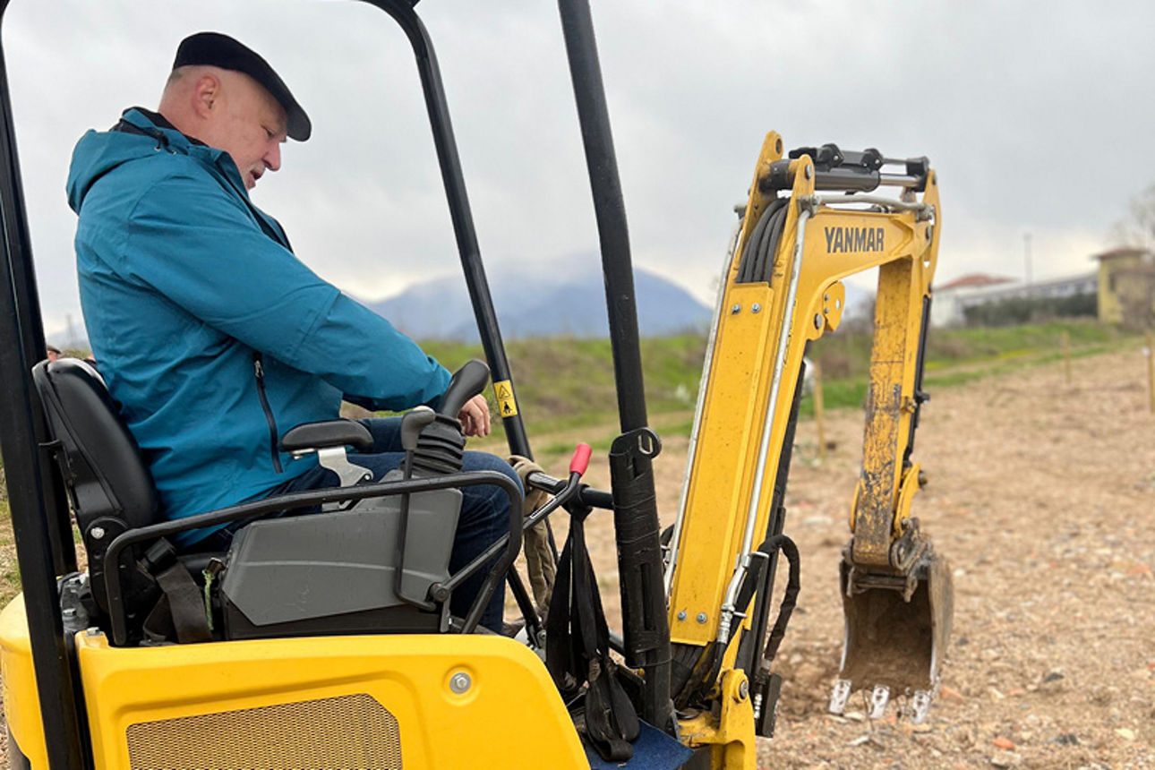 Bagger hebt Gruben aus