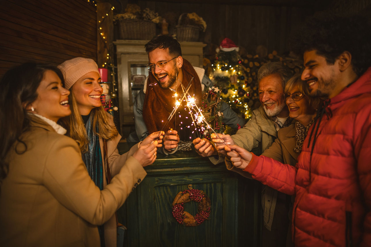 Viele Personen entzünden Wunderkerzen zu Silvester