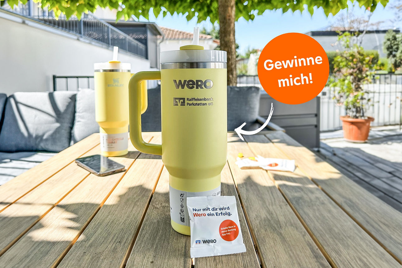 Stanley Cup Thermobecher in der Trendfarbe „butteryellow“ auf einem Holztisch.