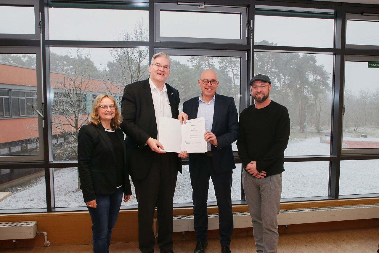 Gruppenbild mit Kooperationsvertrag