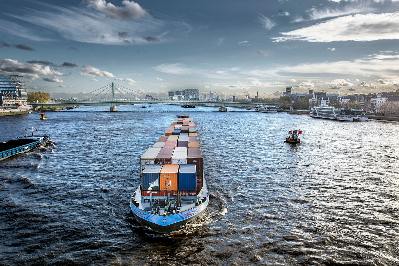 Binnenschiff auf Binnenwasserstraße
