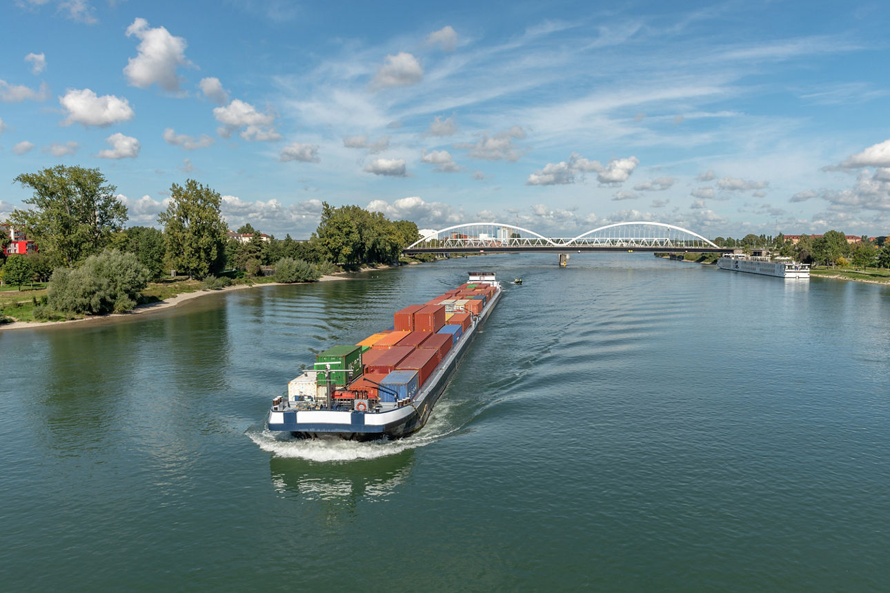 Binnenschiff auf Binnenwasserstraße