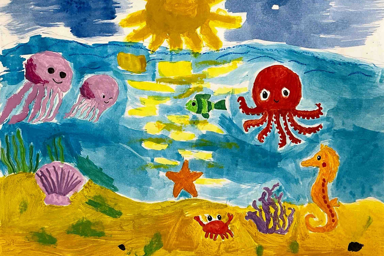 Auf einer Zeichnung schwimmen bunte Tintenfische und andere Meerestiere im Meer