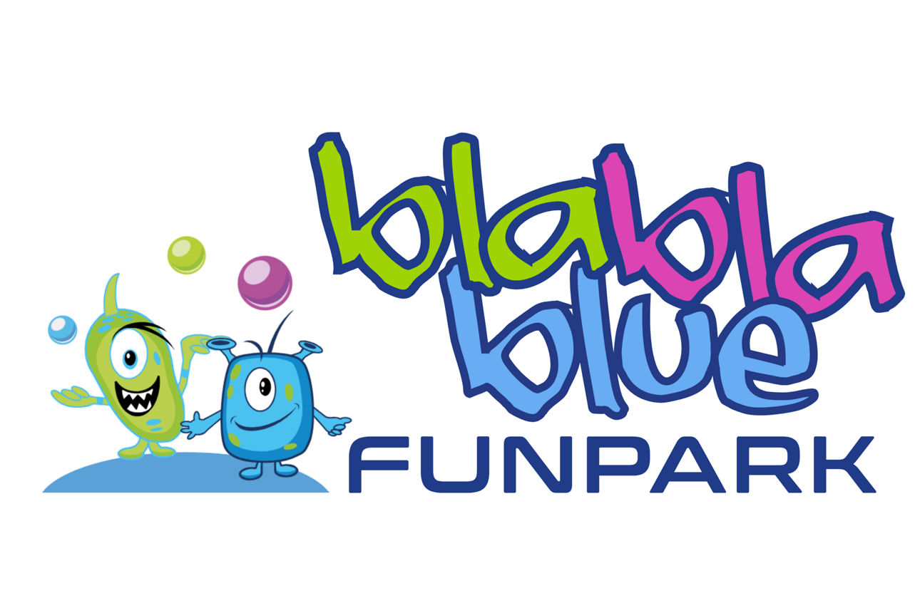 zwei kleine Monster des blabla blue Funparks jounglieren mit Bällen