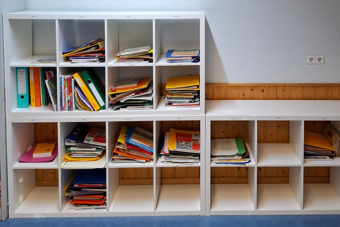 Bücherregal in der Schule Blaufelden