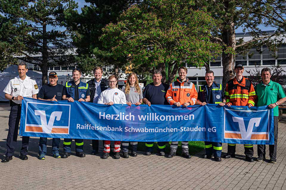 Rettungshelfer empfangen Spende