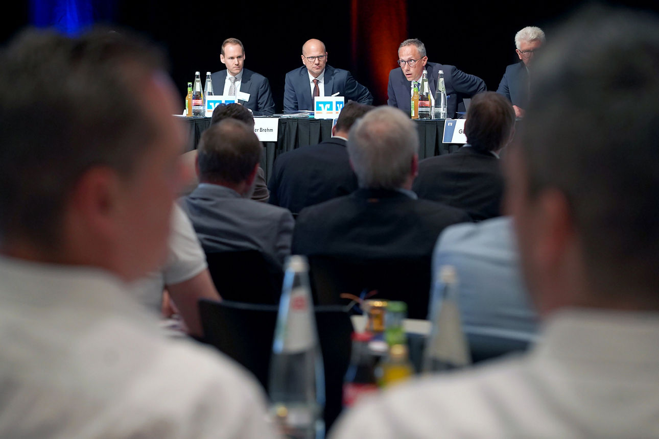 Blick aus dem Plenum auf das Podium der Vertreterversammlung 2025