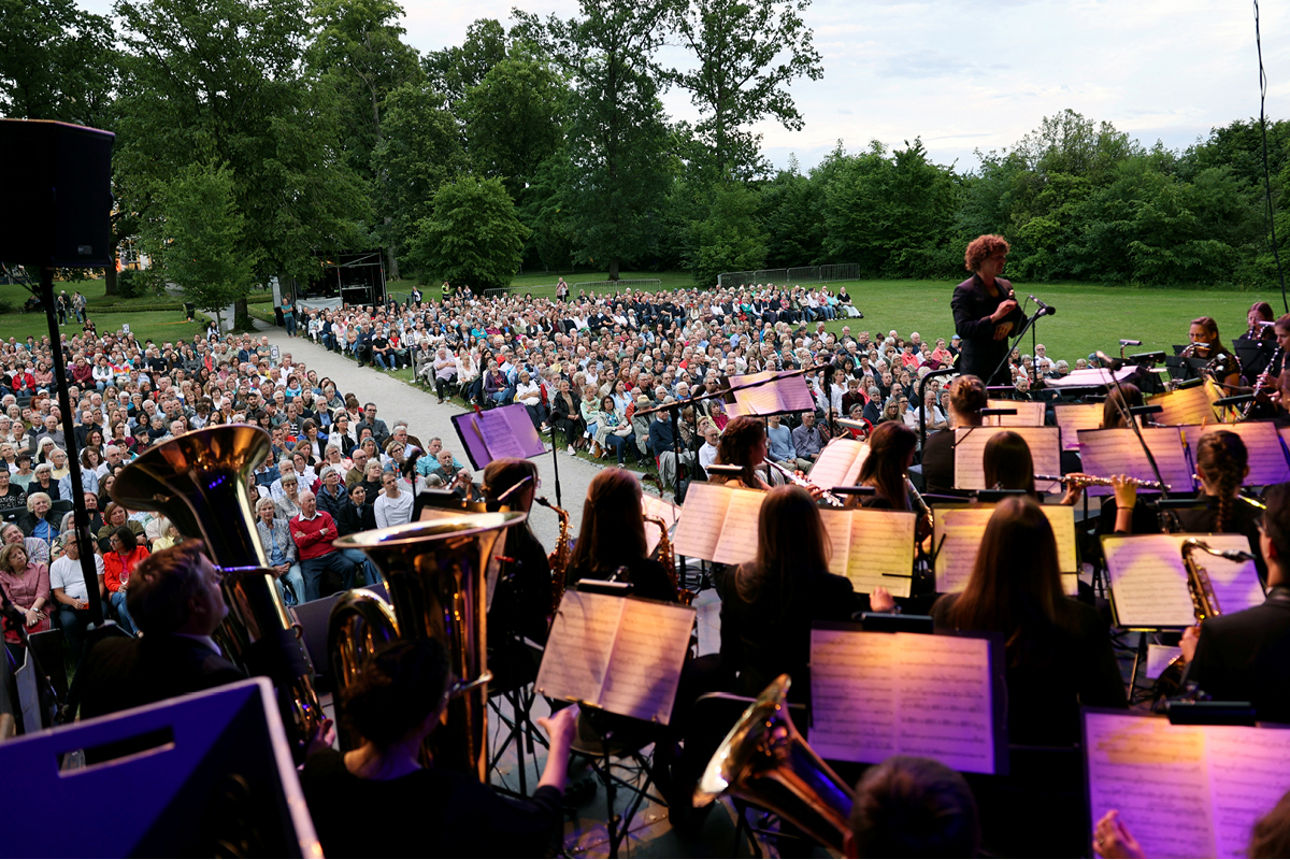Blick von der Bühne auf Bläserphilharmonie und Publikum