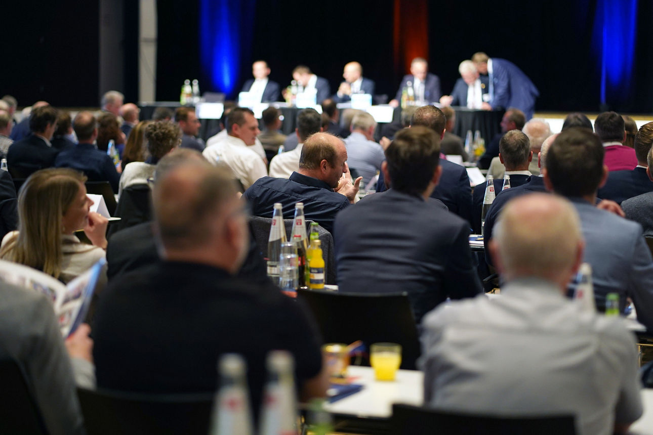 Blick von hinten auf das Plenum der Vertreterversammlung 2025