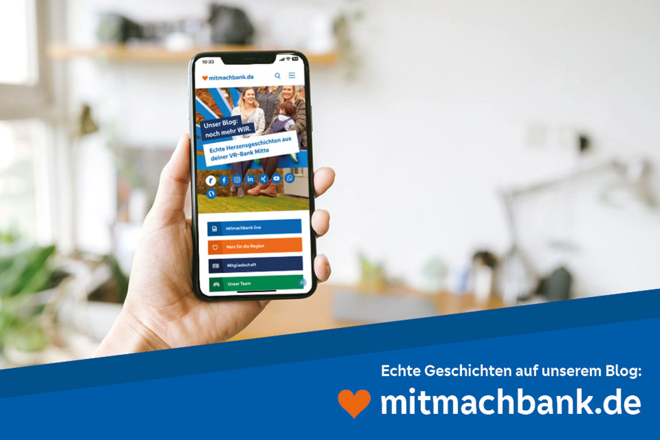 Smartphon wird in den Raum gehalten mit Blick auf das Display