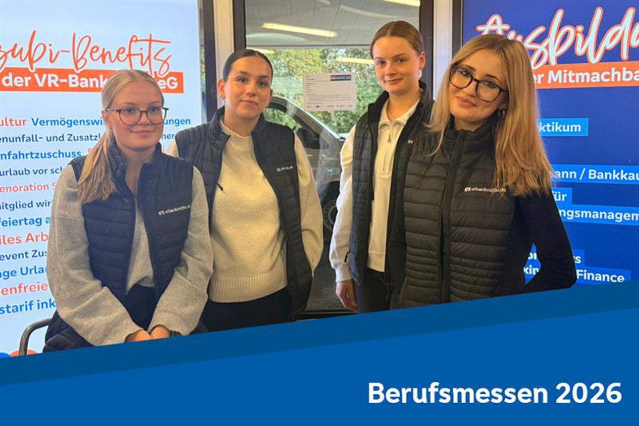 Vier junge Frauen an einem Stand auf einer Berufsmesse