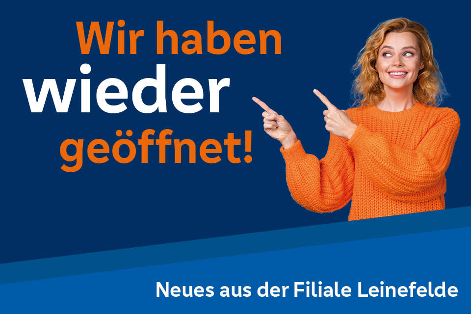 Frau zeigt auf einen Schriftzug