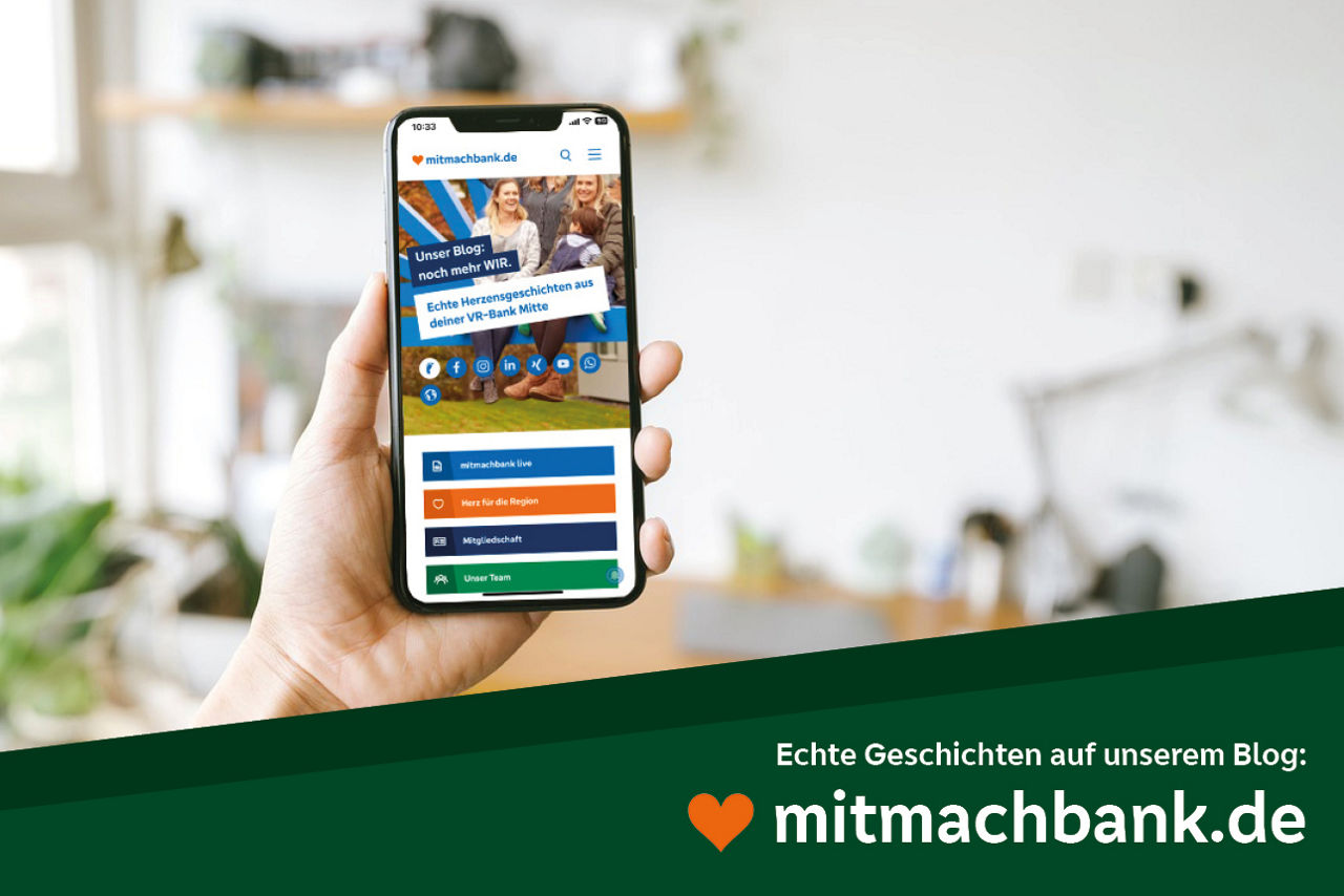 Handy wird in einen Raum gehalten mit dem Blog mitmachbank auf dem Display
