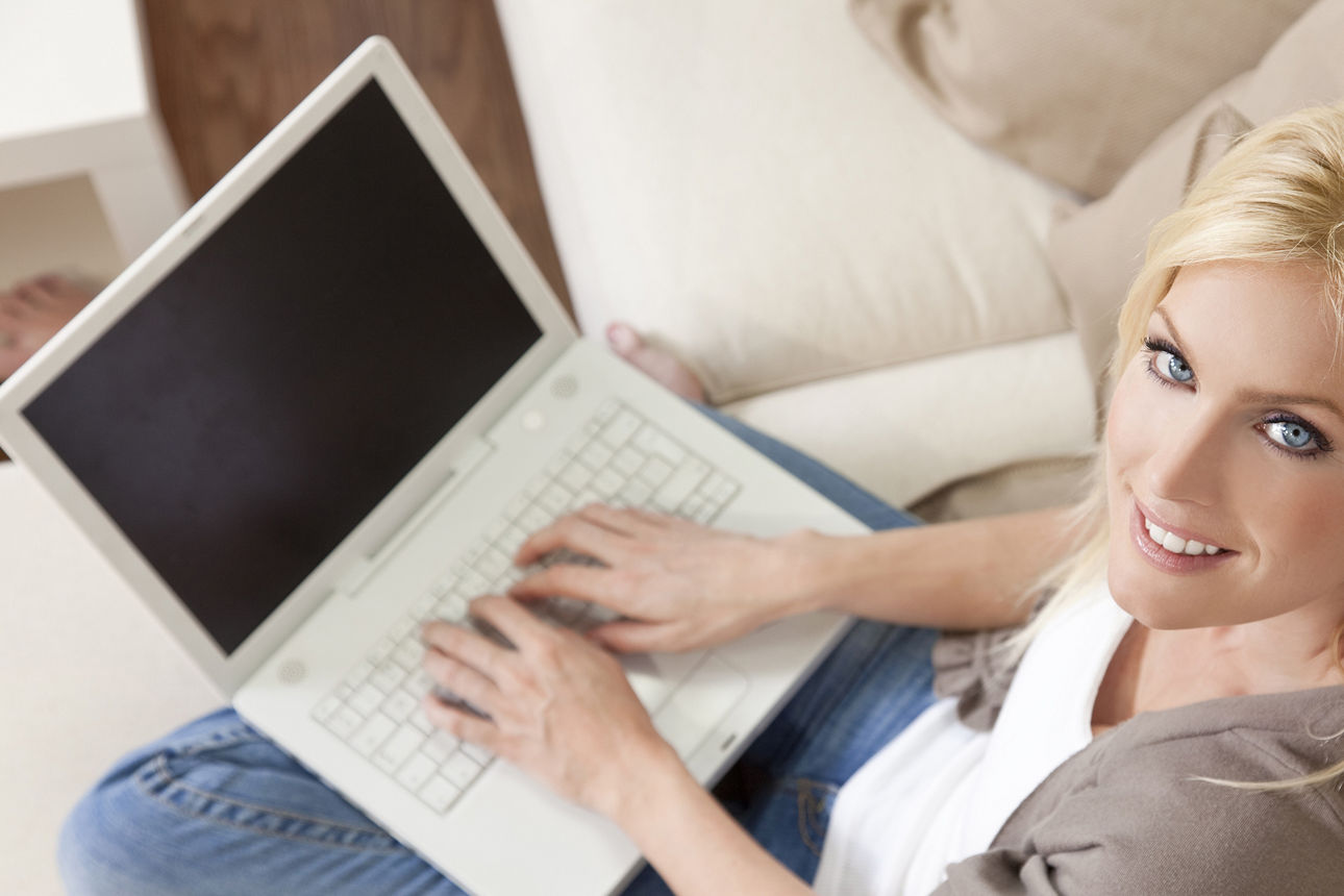Blonde Frau vor einem Laptop