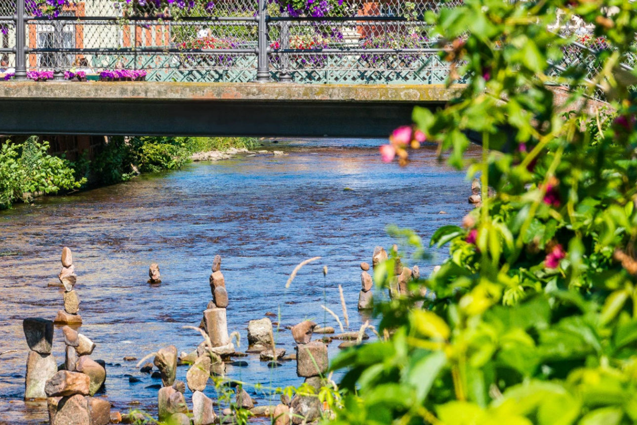 Blumengeschmückte Brücke über die Alb in Ettlingen