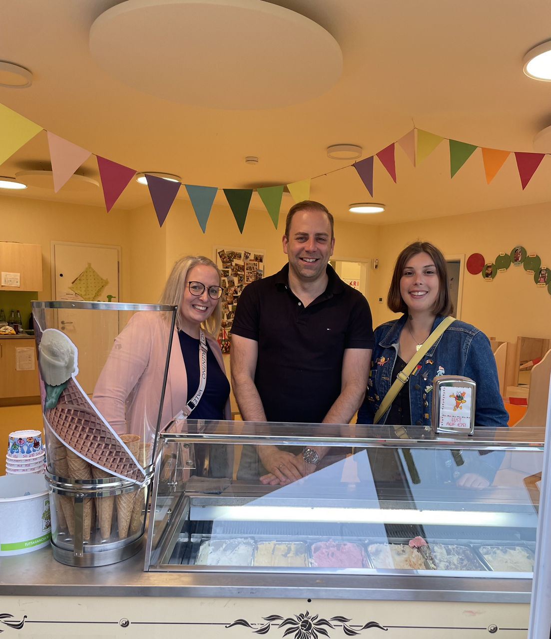 Die Volksbank-Mitarbeiterinnen Jessica Möhle, Sonja Fischer und Filialdirektor Daniel Gerves.               