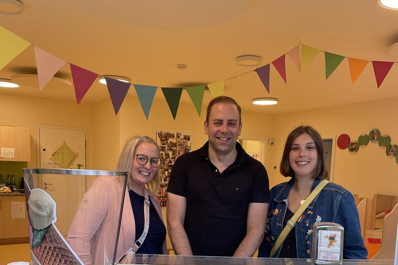 Volksbank-Mitarbeiterinnen Jessica Möhle und Sonja Fischer  gemeinsam mit Filialdirektor Daniel Gerves 