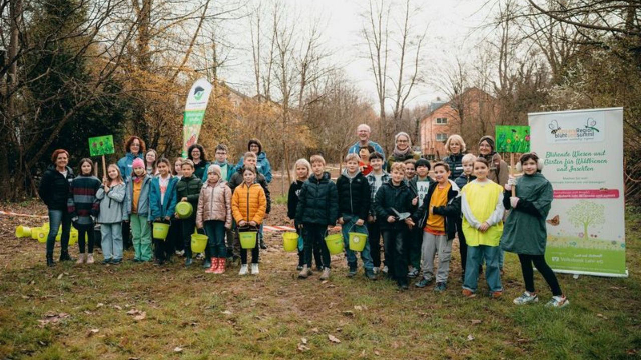 Schulkinder bringen die Natur zum Blühen
