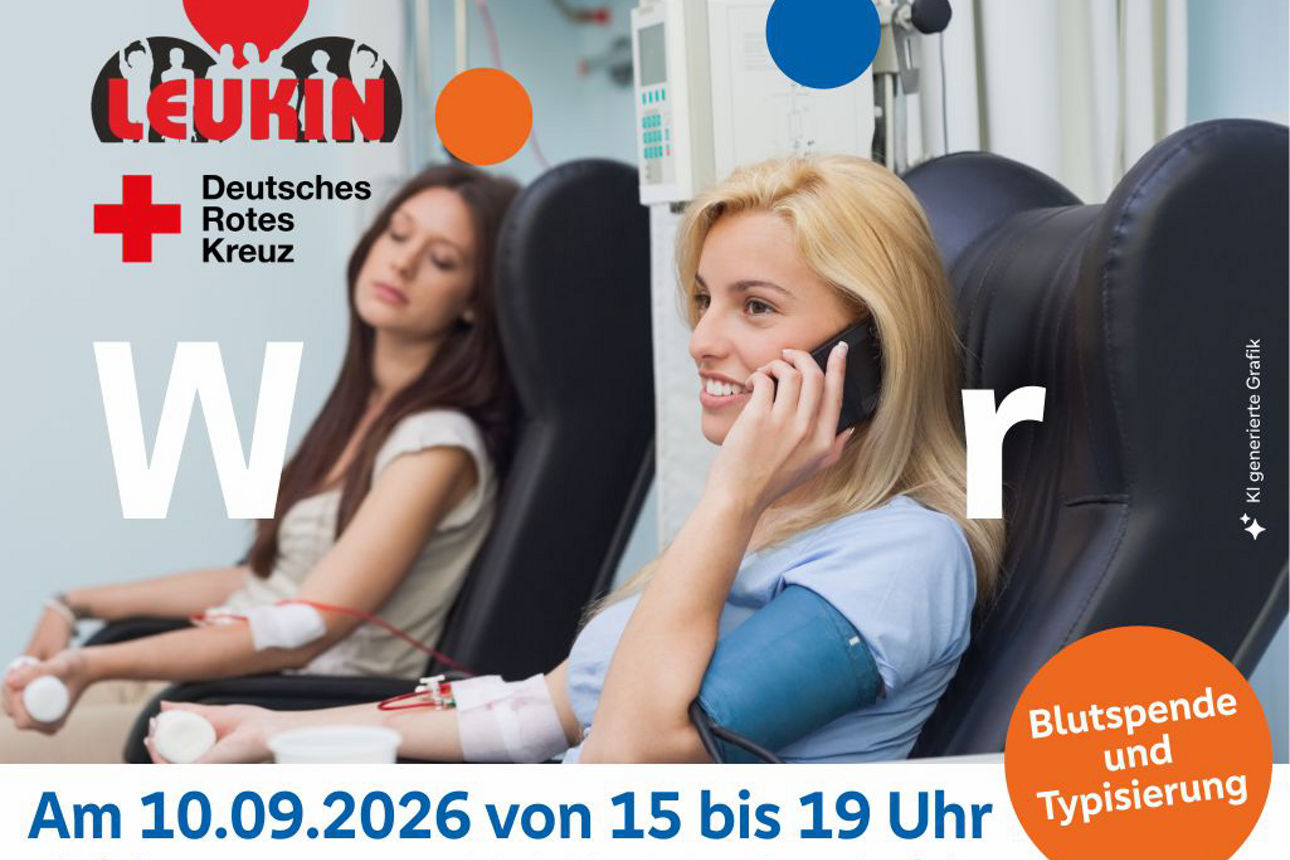 Zwei Frauen in einem Sessel eine Telefoniert und beide spenden Blut