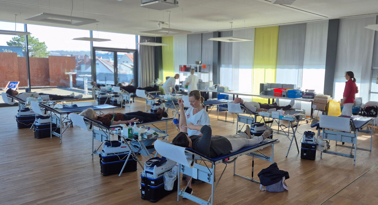 Im Panoramasaal in Ludwigsburg hatte der DRK-Blutspendedienst seine zehn Spenderliegen aufgebaut