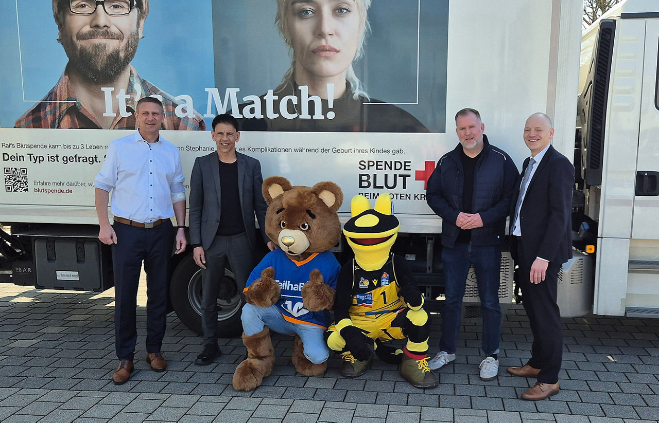 Die beiden Maskottchen TeilhaBär (VR-Bank Ludwigsburg) und Lurchi (MHP RIESEN Ludwigsburg) 