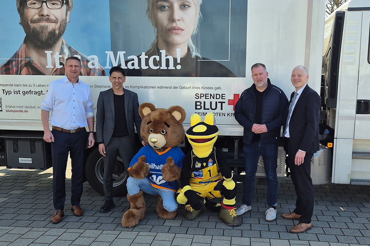 Die beiden Maskottchen TeilhaBär (VR-Bank Ludwigsburg) und Lurchi (MHP RIESEN Ludwigsburg) 