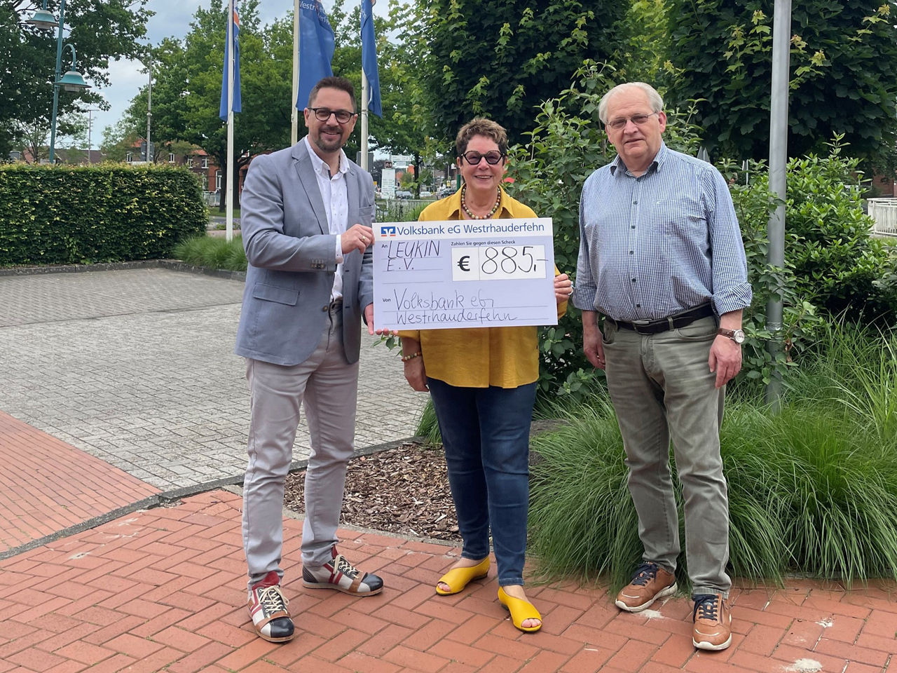 Scheckübergabe des Blutspendetags bei der Volksbank Westrhauderfehn