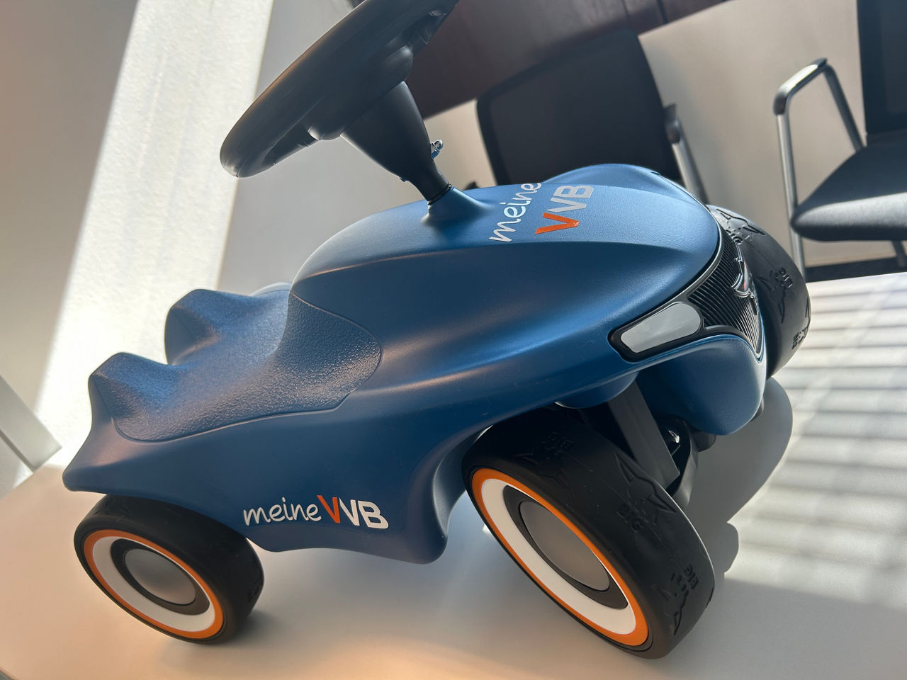 Blaues Bobbycar mit Aufdruck meine VVB