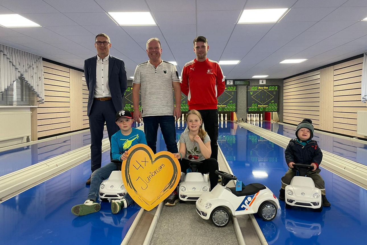 Kundenbetreuer Marko Weigand übergibt die Juniorcars an den SV Eintracht Rieth.