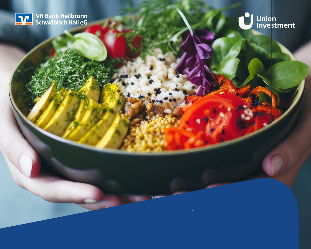 Eine Bowl wird mit beiden Handen getragen und es gibt eine Aufschrift mit "Mix und Balance für Ihre Vermögensstrukturierung".