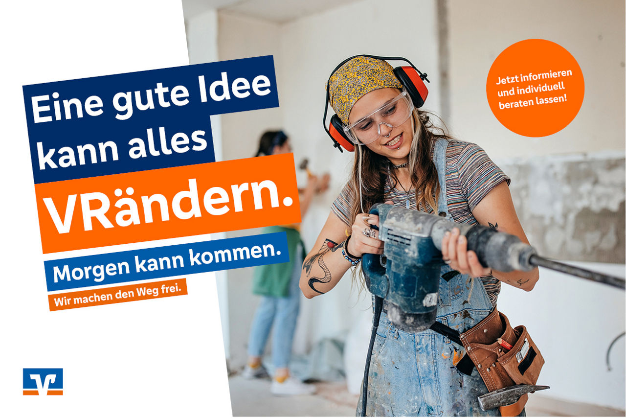 Frau hält einen Borhammer in der Hand und trägt Ohrschützer